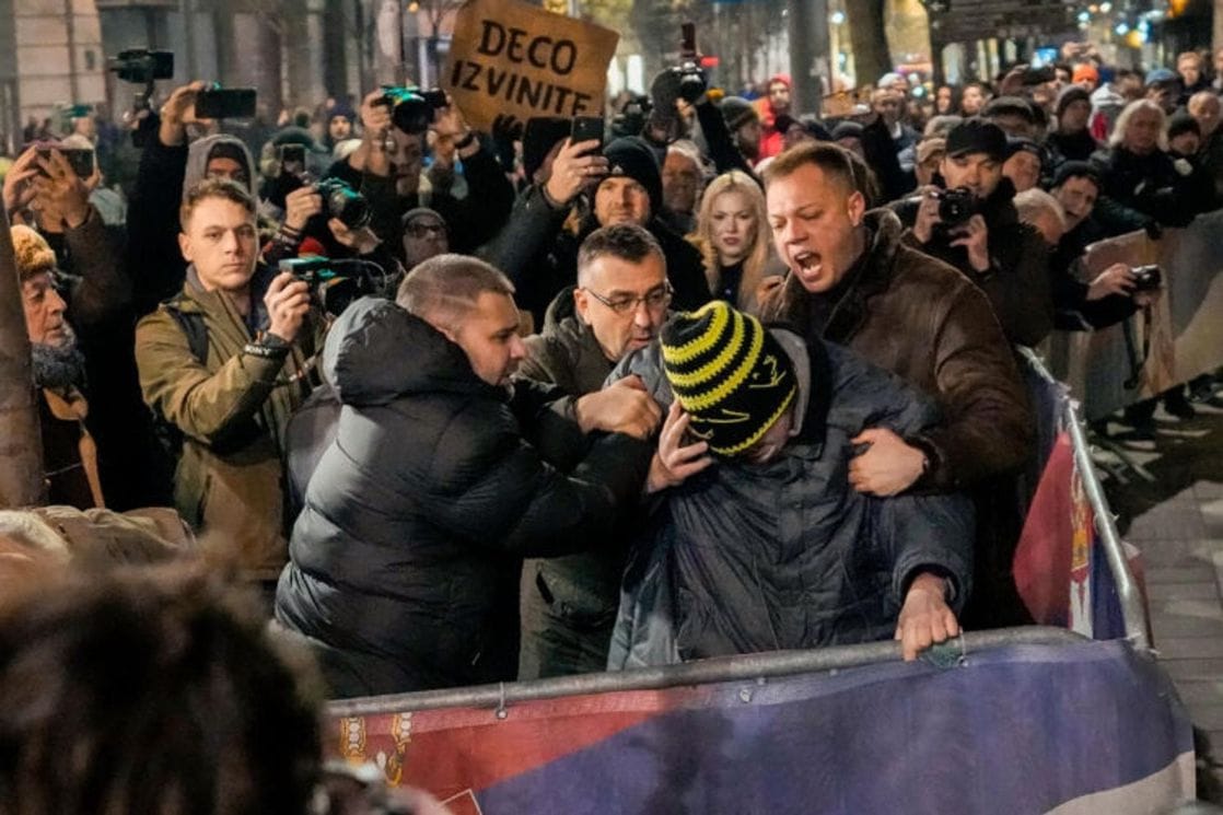 Incident na ulazu u RIK Srbije: Letjele flaše i jaja