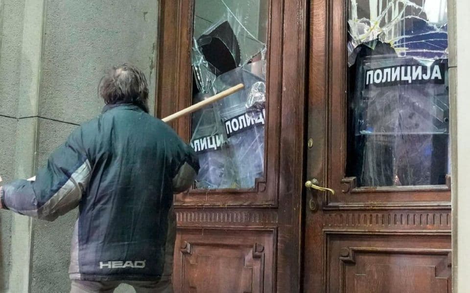 Rojters: Hiljade ljudi u Beogradu traži poništenje izbora