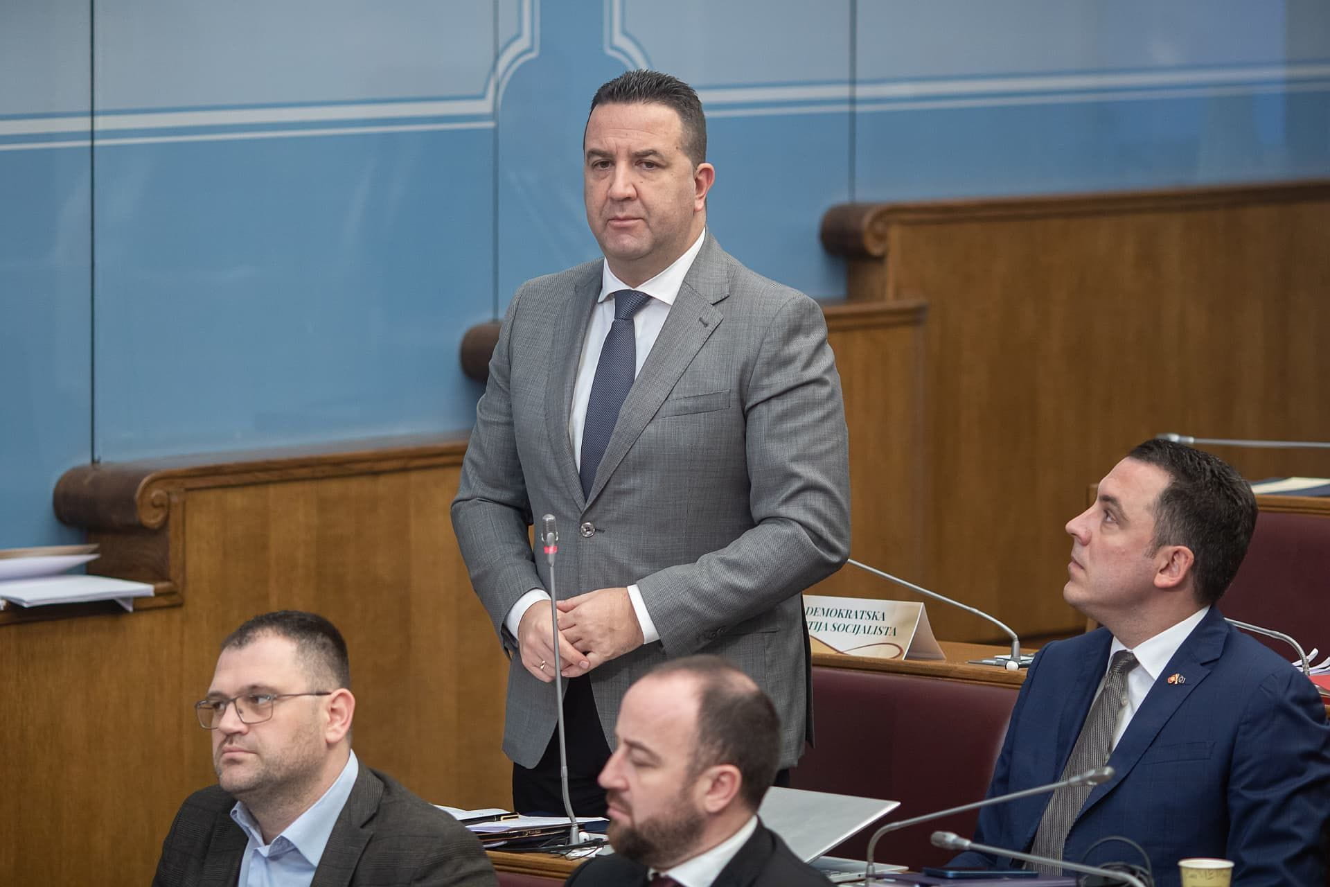 Eraković: Imate priliku da se odreknete službenih vozila kako bi se ušteđelo za gradnju škola i bolnica