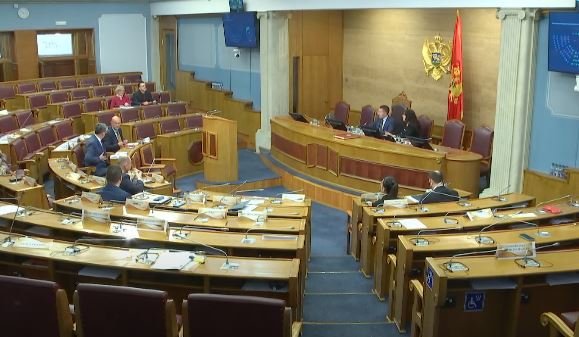 (UŽIVO) U Skupštini oštra polemika o pljevaljskom siru