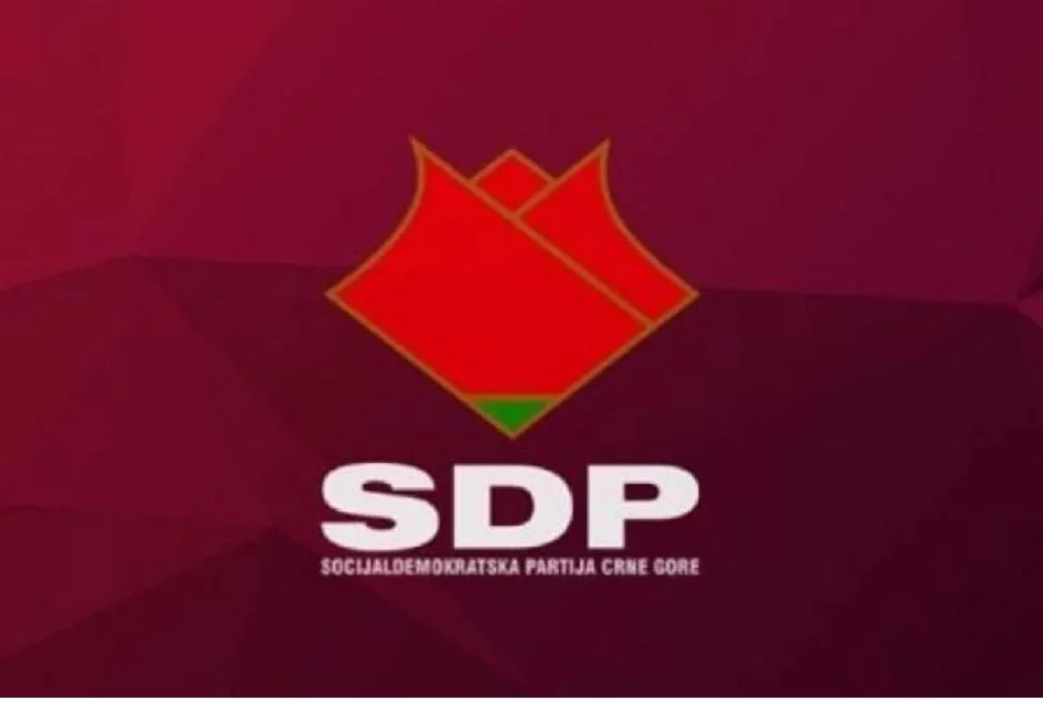 SDP Budva: Transparent postavljen u Budvi oslikava politički i društveni sumrak u Crnoj Gori