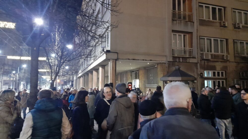 Jedanaesti protest u Beogradu, kolona i večeras šeta do RTS-a, sjutra u podne 24-časovna blokada