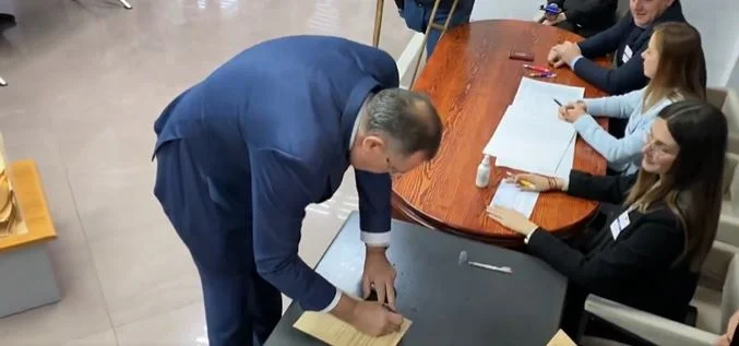 Dodik ismijava zakon: Glasao javno pred novinarima