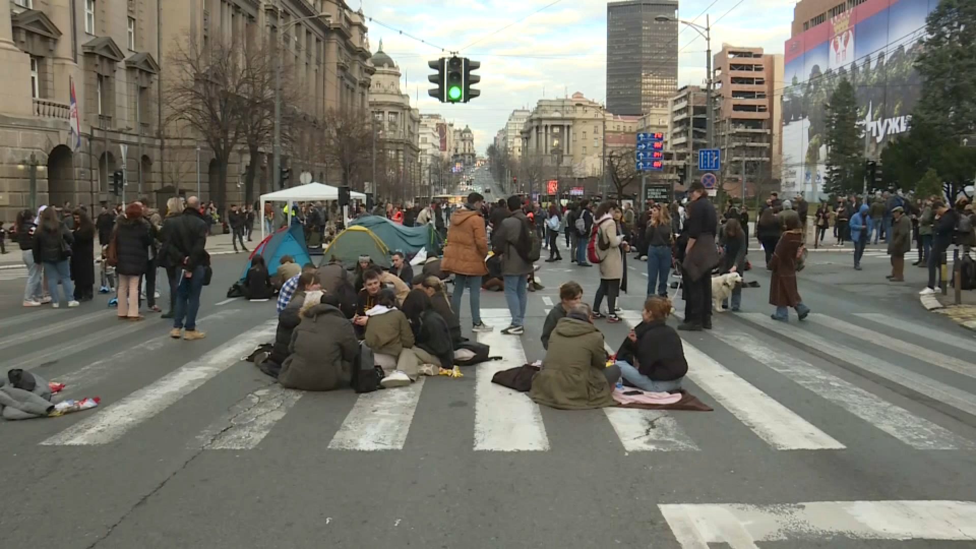 Počela 24-časovnu blokada u Beogradu, demonstranti napravili “kamp” na ulici