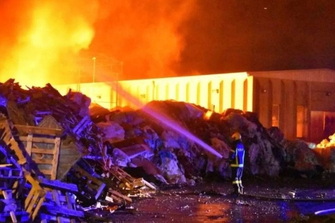 Srbija: Ispalio vatromet pa zapalio bivšu fabriku „Hemik“ u Kikindi
