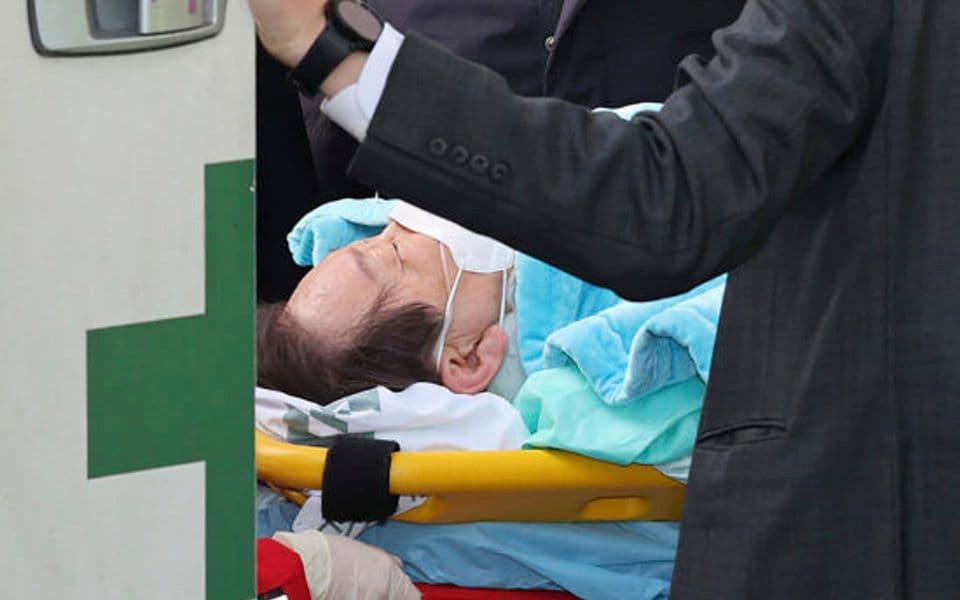 Vođa južnokorejske opozicije nakon uboda nožem u vrat u svjesnom stanju