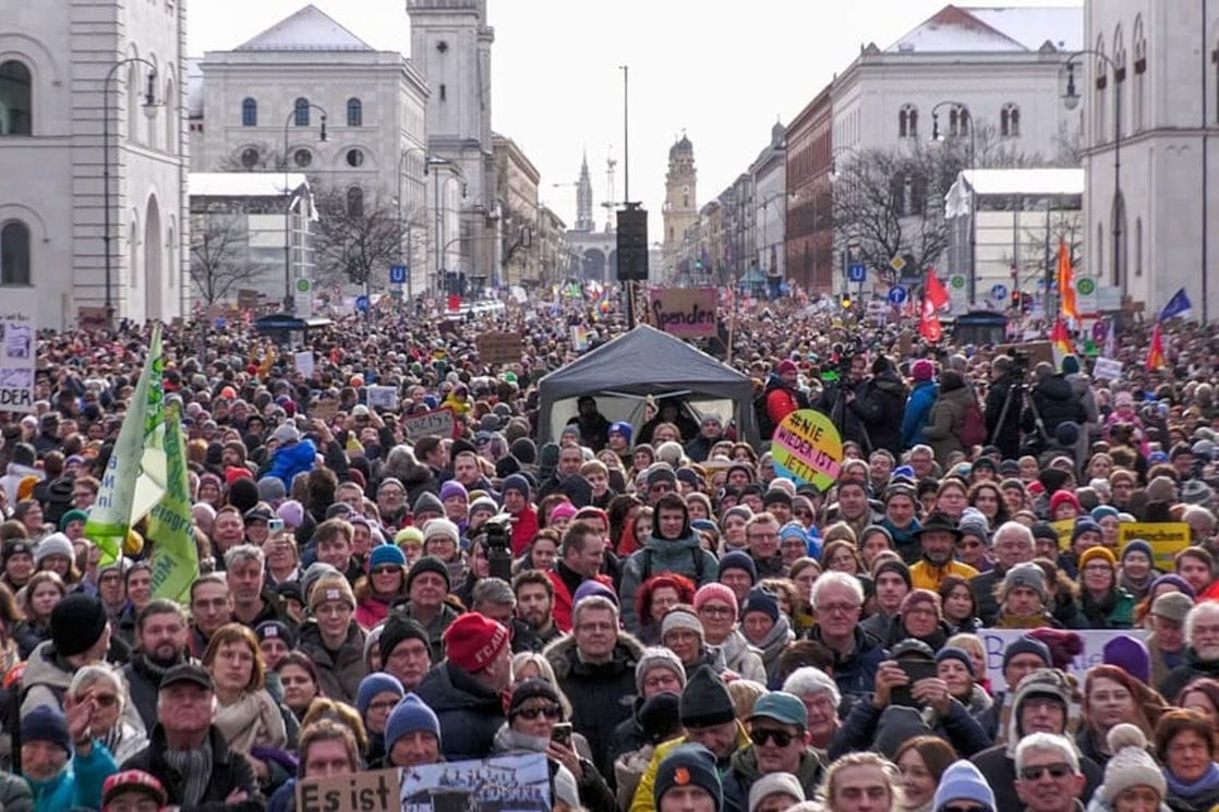 Njemačka sve masovnije ustaje protiv desničara: Skup u Minhenu prekinut jer je došlo duplo više ljudi od očekivanog broja
