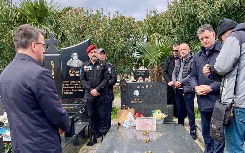 Backović sa Maslenikovim i Komnenovićem paradirao u vojnoj uniformi sa srpsko-ruskim oznakama