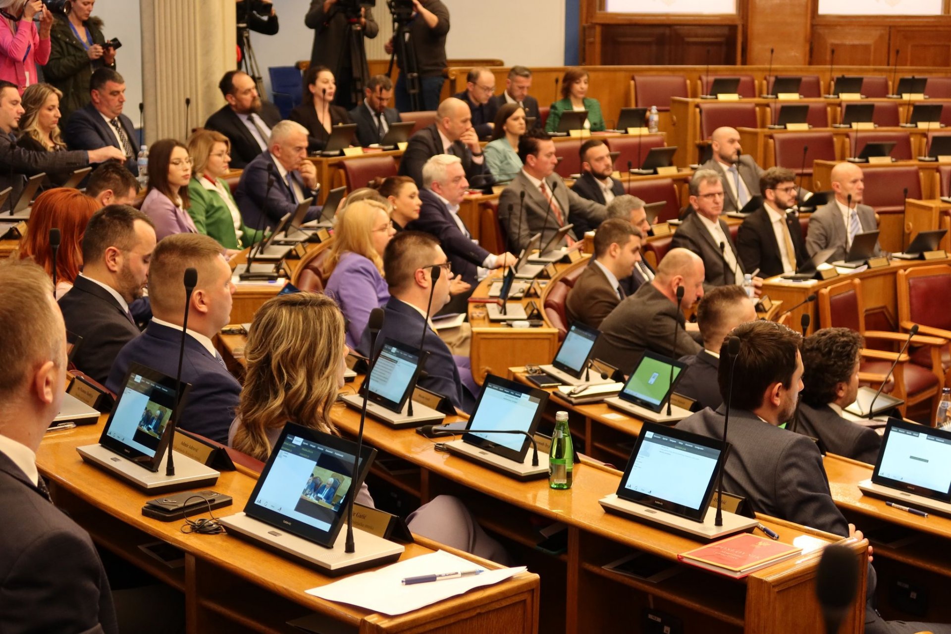 UŽIVO Demokrate zatražile prekid sjednice Skupštine zbog izbora Radovića, Mandić prihvatio