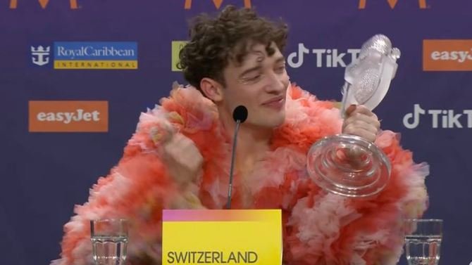 Pobjednik Eurosonga polomio trofej, pa mu dali novi