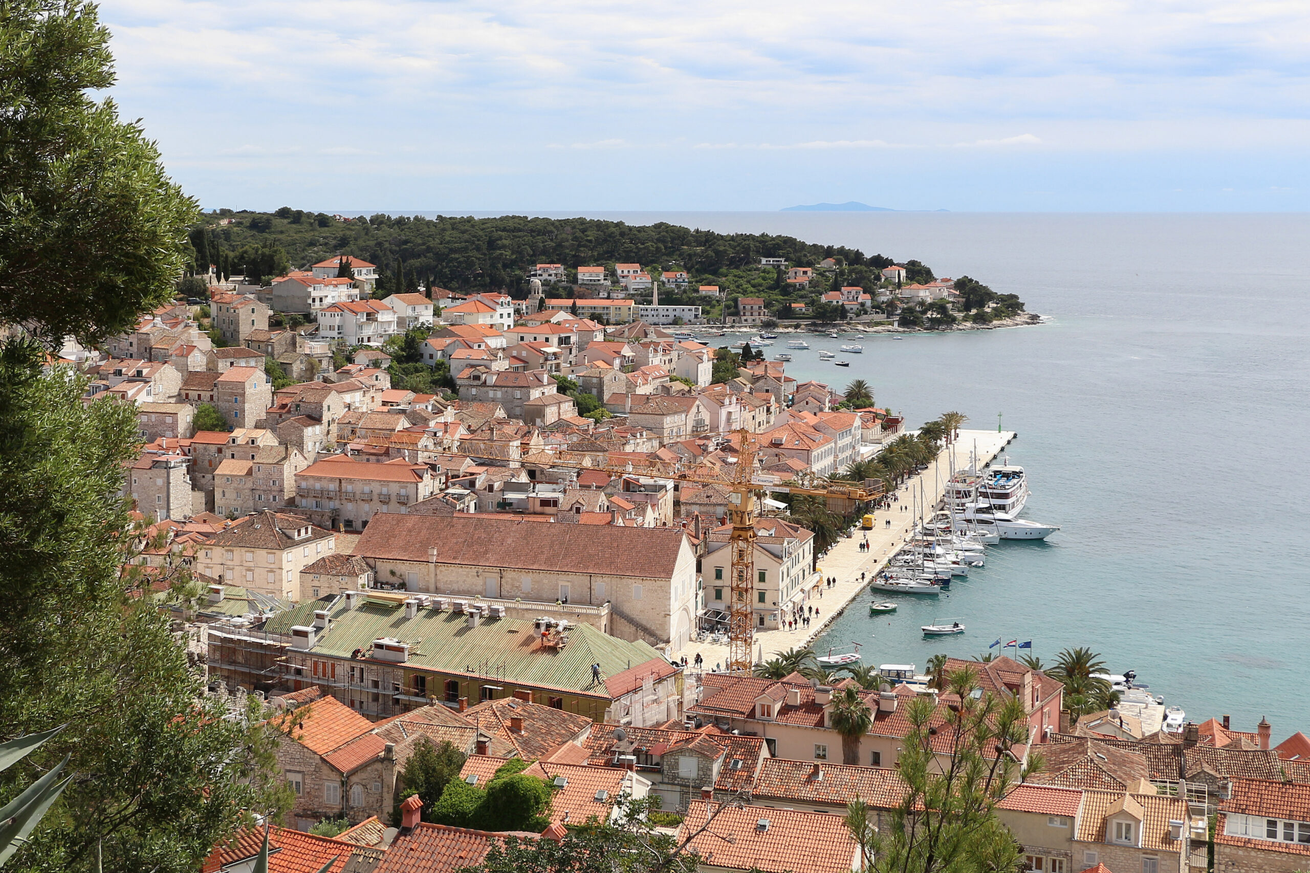Hvar: Manji avion promašio pistu i naletio na dvije biciklistkinje, ima povrijeđenih
