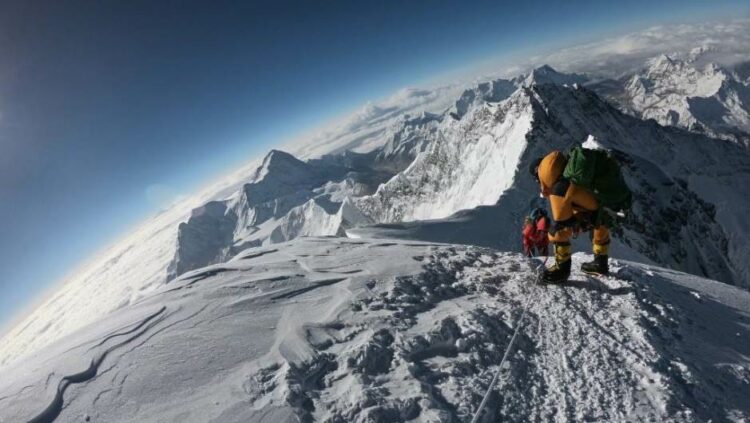 (VIDEO) Nova nesreća na Mont Everestu: Nestala dvojica penjača, video objavljen na društvenim mrežama