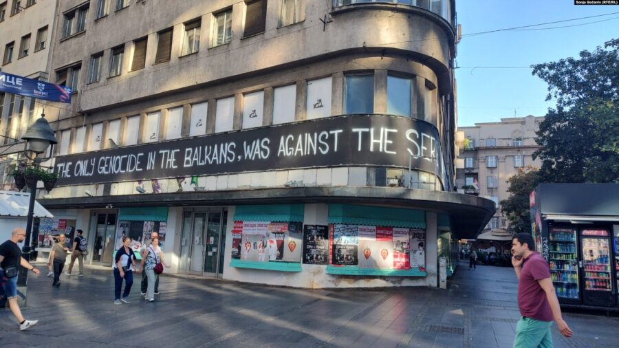 (FOTO) Grafit koji negira genocid u Srebrenici u centru Beograda