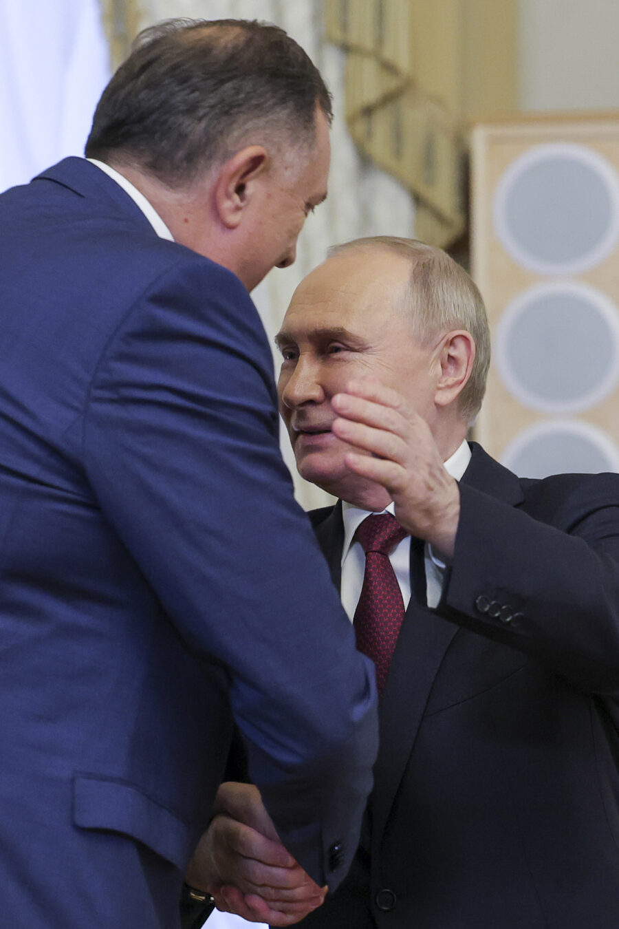 (VIDEO) Dodik krenuo poljubiti Putina tri puta, ali je Putinu jedanput bilo dovoljno