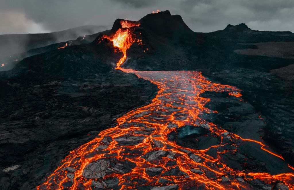 - FOTO: UNSPLASH - TETIANA GRYPACHEVSKA, VULKAN, LAVA, ILUSTRACIJA