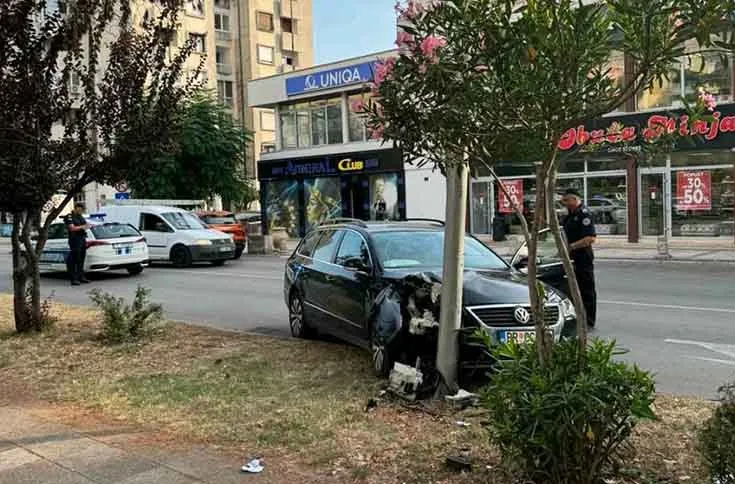 Bar: Vozač preminuo za volanom, vozilo udarilo u stub ulične rasvjete
