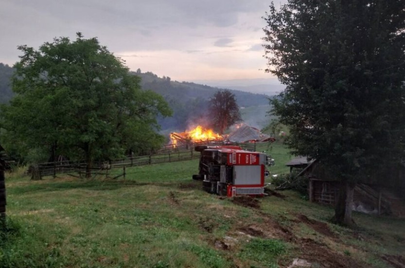 Pljevlja: Prevrnulo se vatrogasno vozilo, povrijeđena dvojica vatrogasaca
