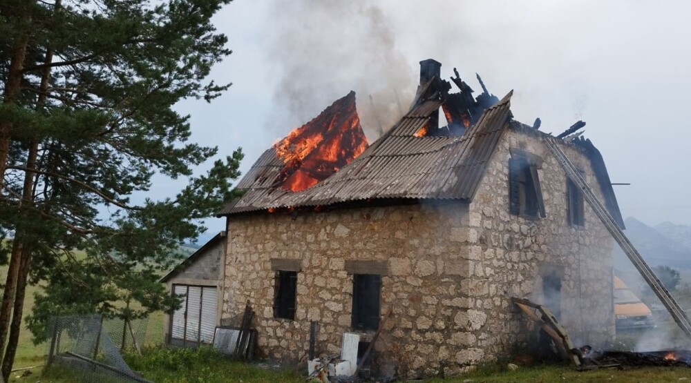 Grom zapalio kuću na Žabljaku