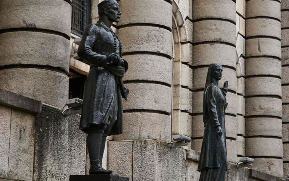 Skulpture ispred zgrade Ministarstva kulture i medija na Cetinju; Foto: Stevo Vasiljević