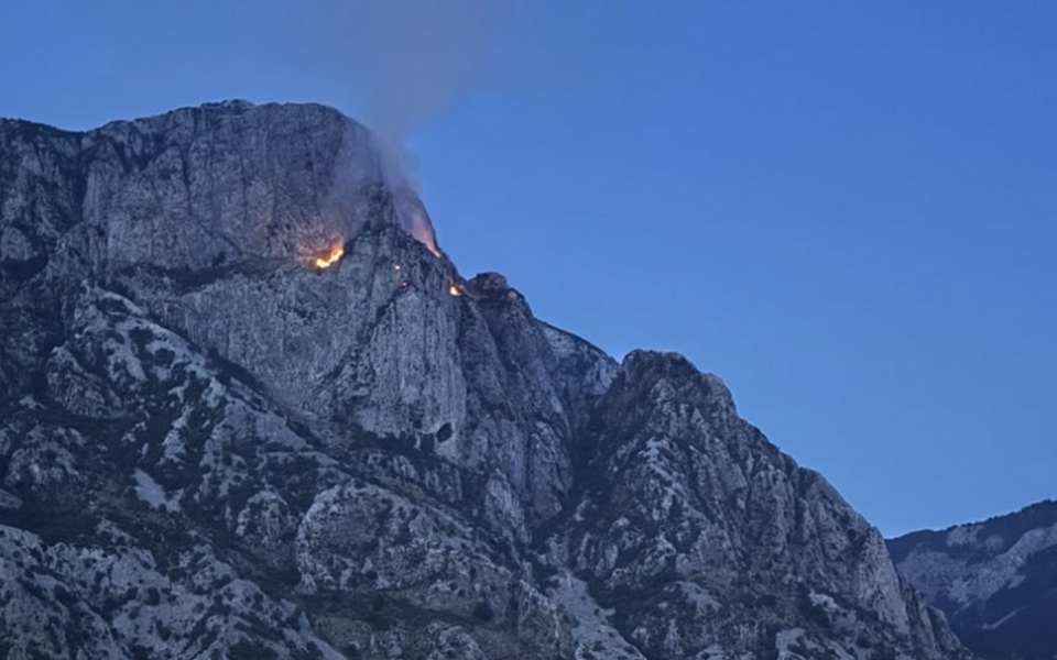 Kiša nije ugasila požar iznad Dobrote