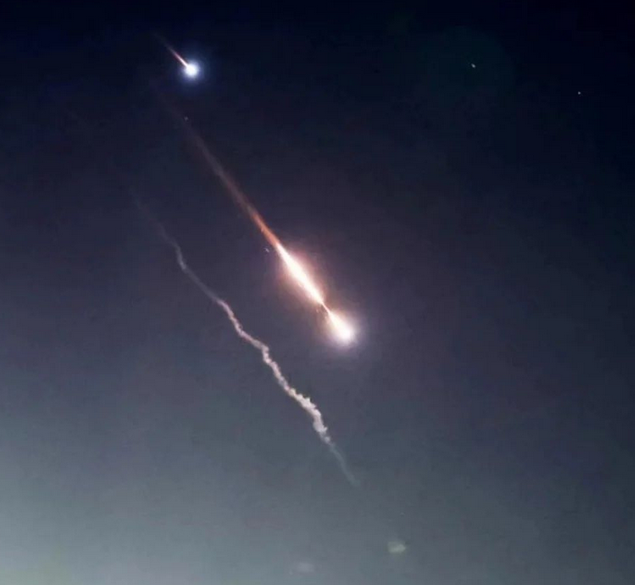 Meteor proletio iznad Srbije: Građani objavljivali snimke kako leti (VIDEO)