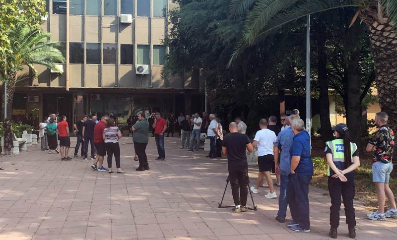 Crmničari protestuju ispred Opštine Bar