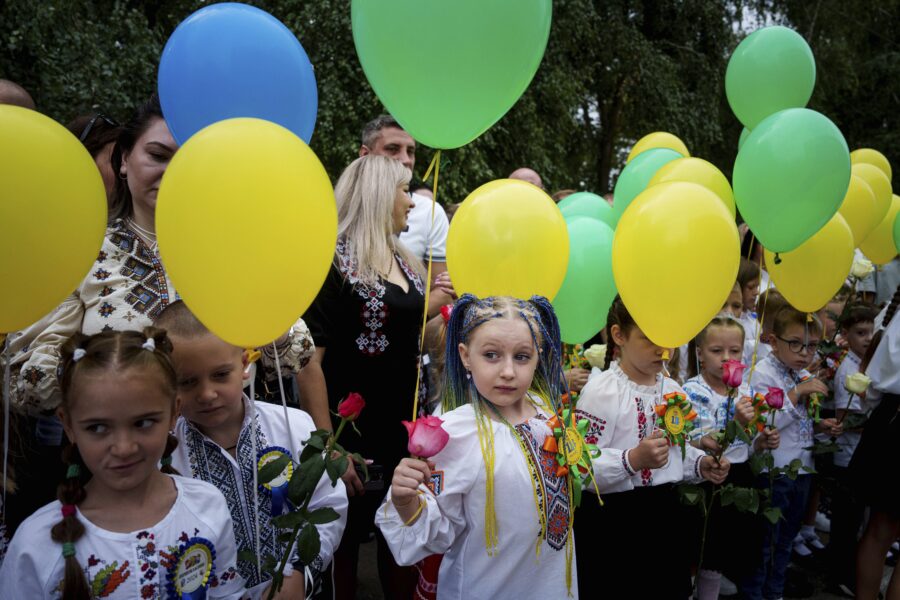 Djeca u Ukrajini uprkos vazdušnoj opasnosti proslavila prvi dan škole