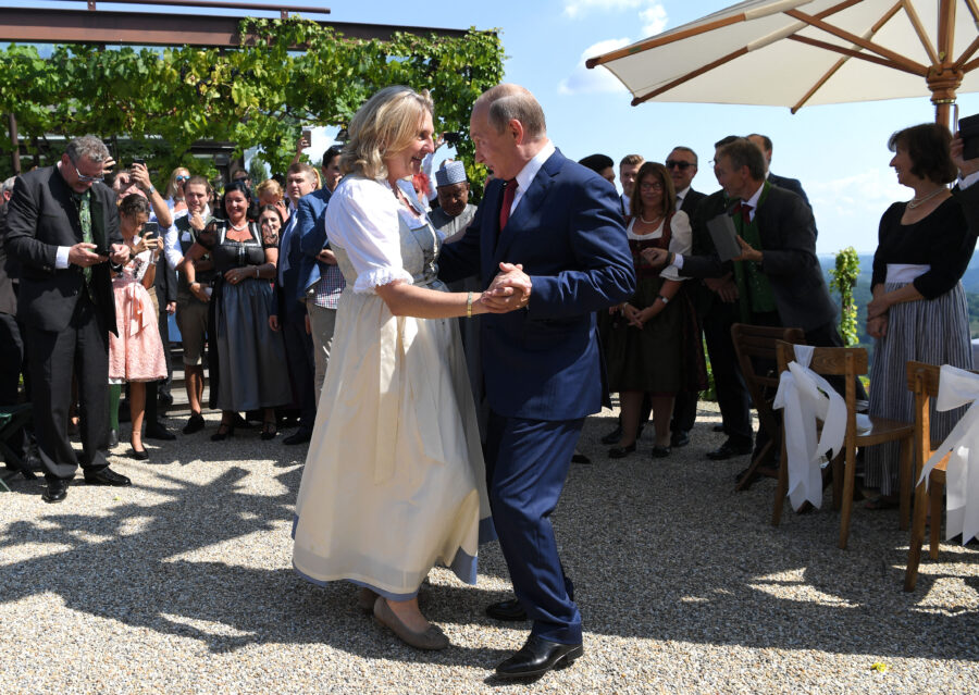 Putin joj je bio na vjenčanju, a sada je ambasadorka za tigrove: Ko je Karin Knajsl
