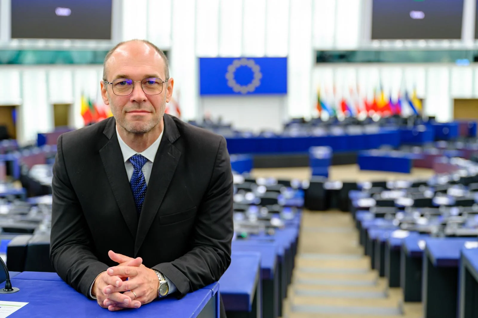Stier: EPP poziva Srbiju da slavi Dan Evrope, a ne Putinovu paradu