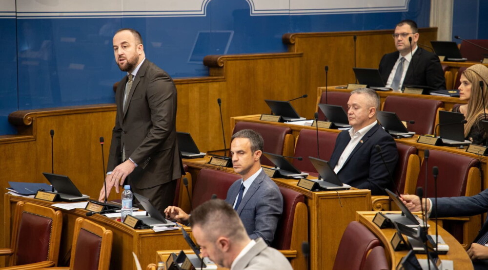 Nikolić: Vodite ekonomiju ka dužničkom ropstvu, ni jednu investiciju nijeste započeli a predlažete povećenje plata ministrima i poslanicima?!