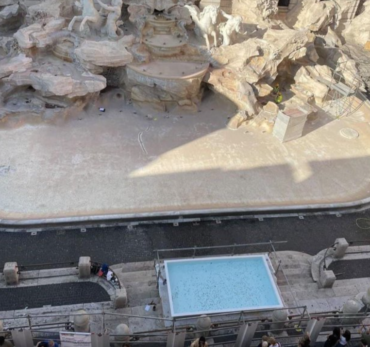 Dok traje obnova Fontane di Trevi postavljen je bazen kako bi ljudi mogli da bacaju novčiće