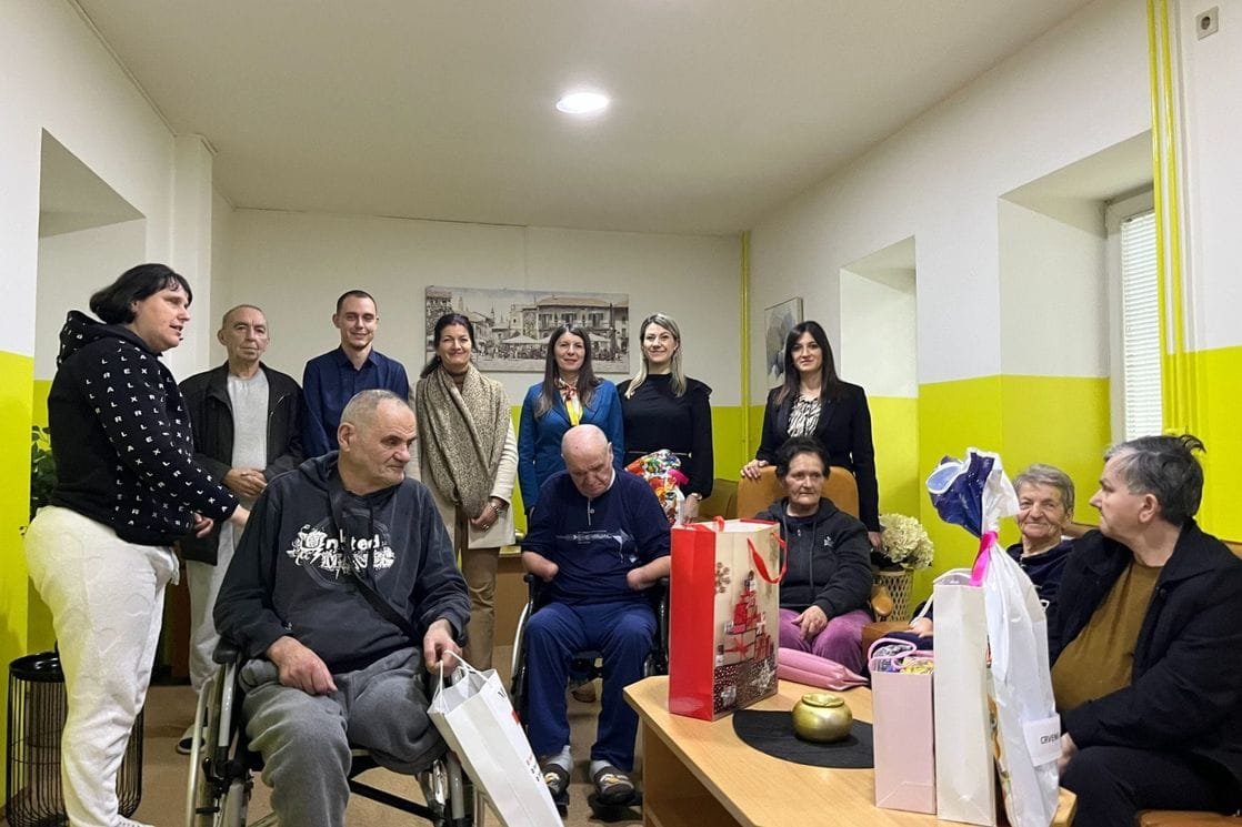Opština Bar: Uručeni novogodišnji pokloni korisnicima domova za stare