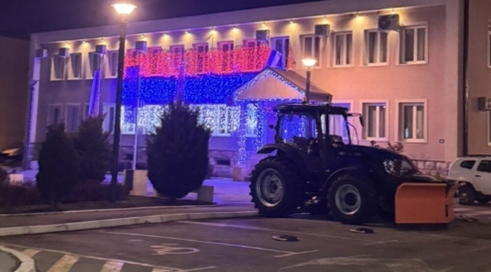 Zgrada opštine Andrijevica “okićena” trobojkom
