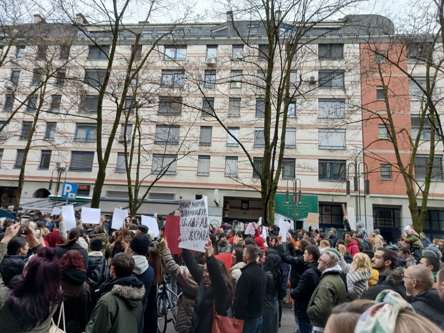 Više stotina na skupu u 11.52 u Ljubljani