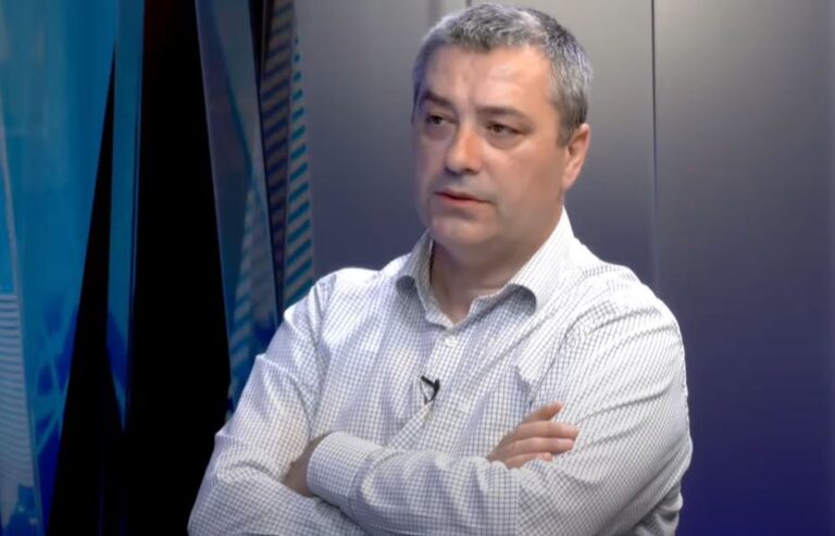 Adžić: Vučevićeva ostavka dokaz da je Vučić “davljenik koji se za slamku hvata”, kad padne režim u Srbiji lakše će biti i Crnoj Gori