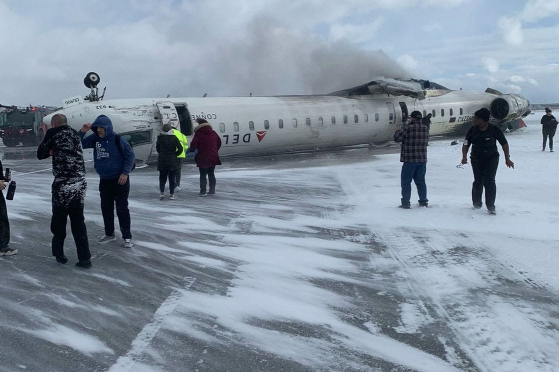 Avion Delte Airlines sletio pa se prevrnuo na krov: Više povrijeđenih (VIDEO)