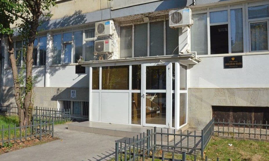Podgorica: Ušao u lift za djevojčicom, pokušavao da je poljubi u usta