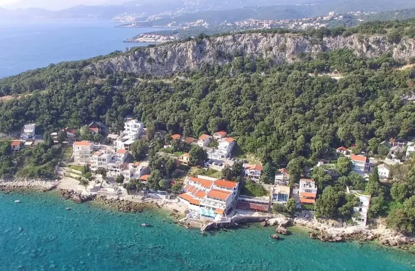 U Kručama erozija puta, mještani ukazuju na rizik po bezbjednost – Žedni smo pored vode