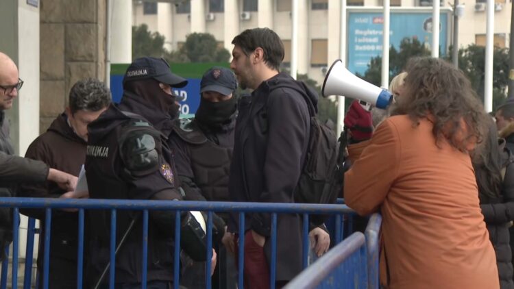 Jake policijske snage u Skupštini Novog Sada uoči izbora gradonačelnika