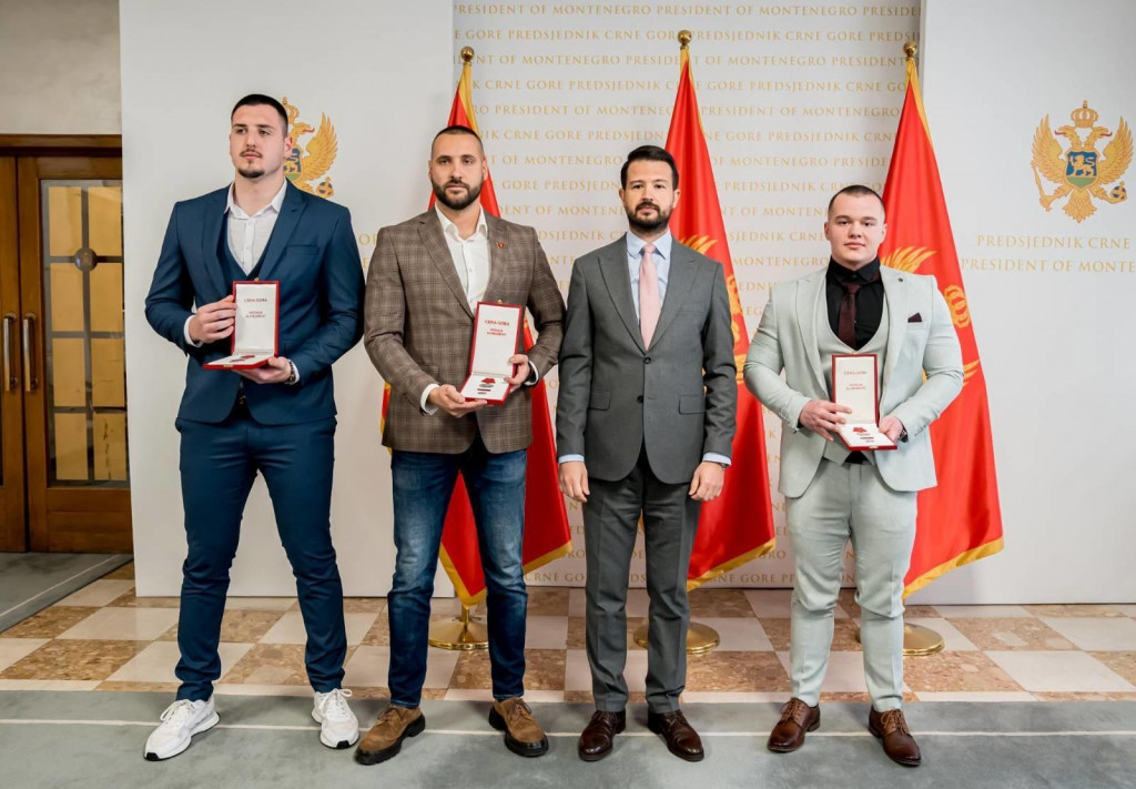 (VIDEO) Milatović odlikovao medaljama za hrabrost Adžića, Radonjića i Mišnića: Našu državu i društvo čeka svijetla budućnost kada ima ovakvu mladost