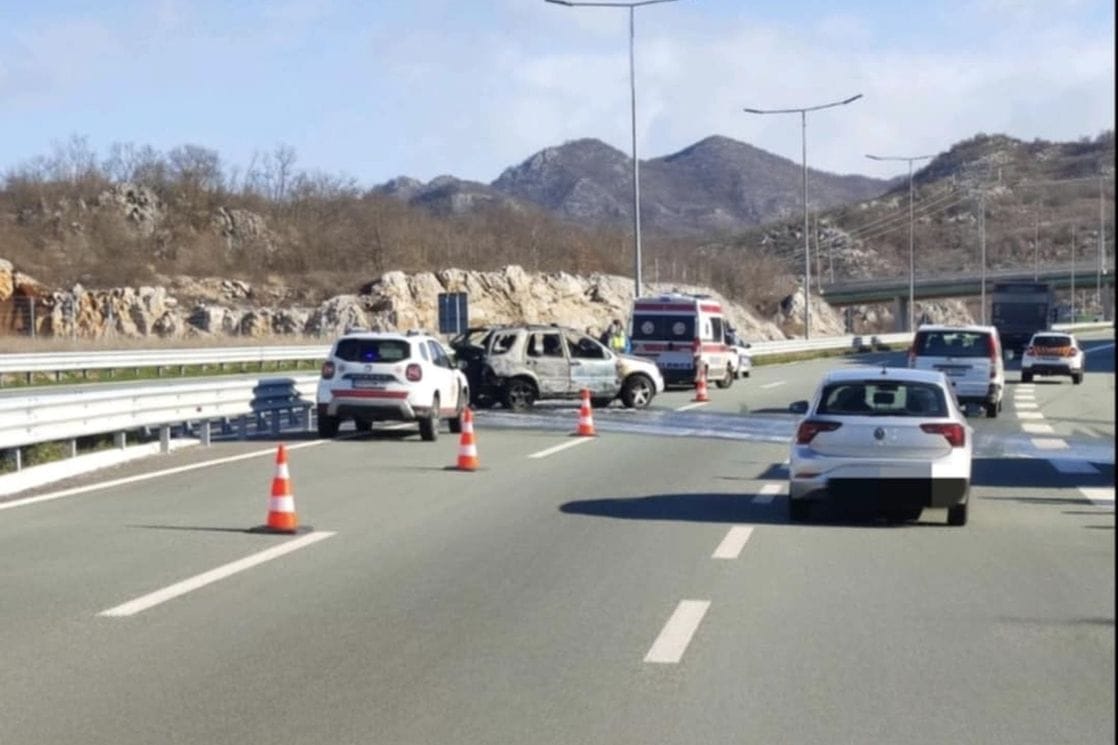 Gorjelo vozilo na auto-putu: Vozač izašao da gasi, auto se pokrenulo pa udarilo u teretno vozilo