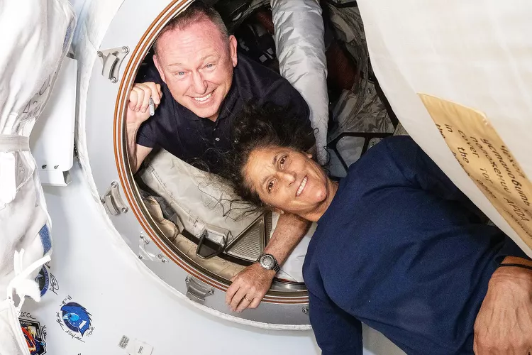 Dvoje NASA astronauta, koji su bili zaglavljeni od juna u svemitrskoj kapsuli, konačno na Zemlji