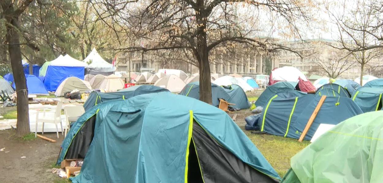 Studenti 2.0 napustili &#8220;Ćacilend&#8221;, ostali smeće, uništeni šatori i napadači na novinare