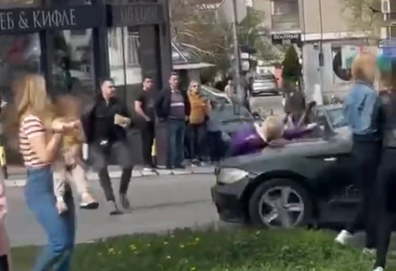 (VIDEO) Težak incident na Žarkovu: Vozač se zaletio u masu, troje povrijeđenih