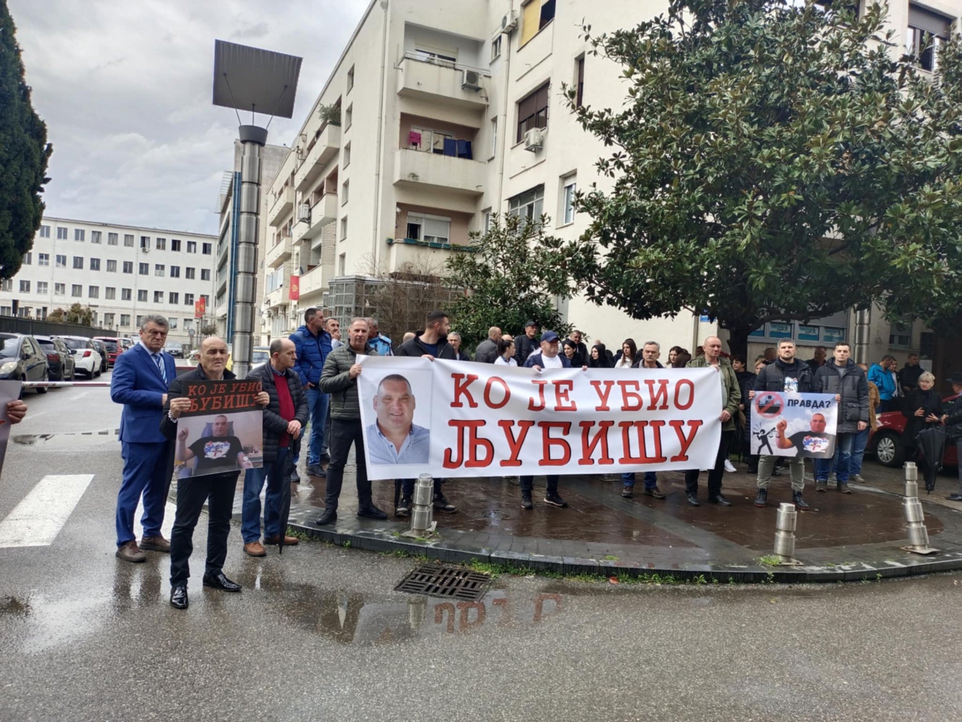 Protest u Podgorici zbog oslobađajuće presude za ubistvo Mrdaka: Nije Ljubiša tikva bez korijena