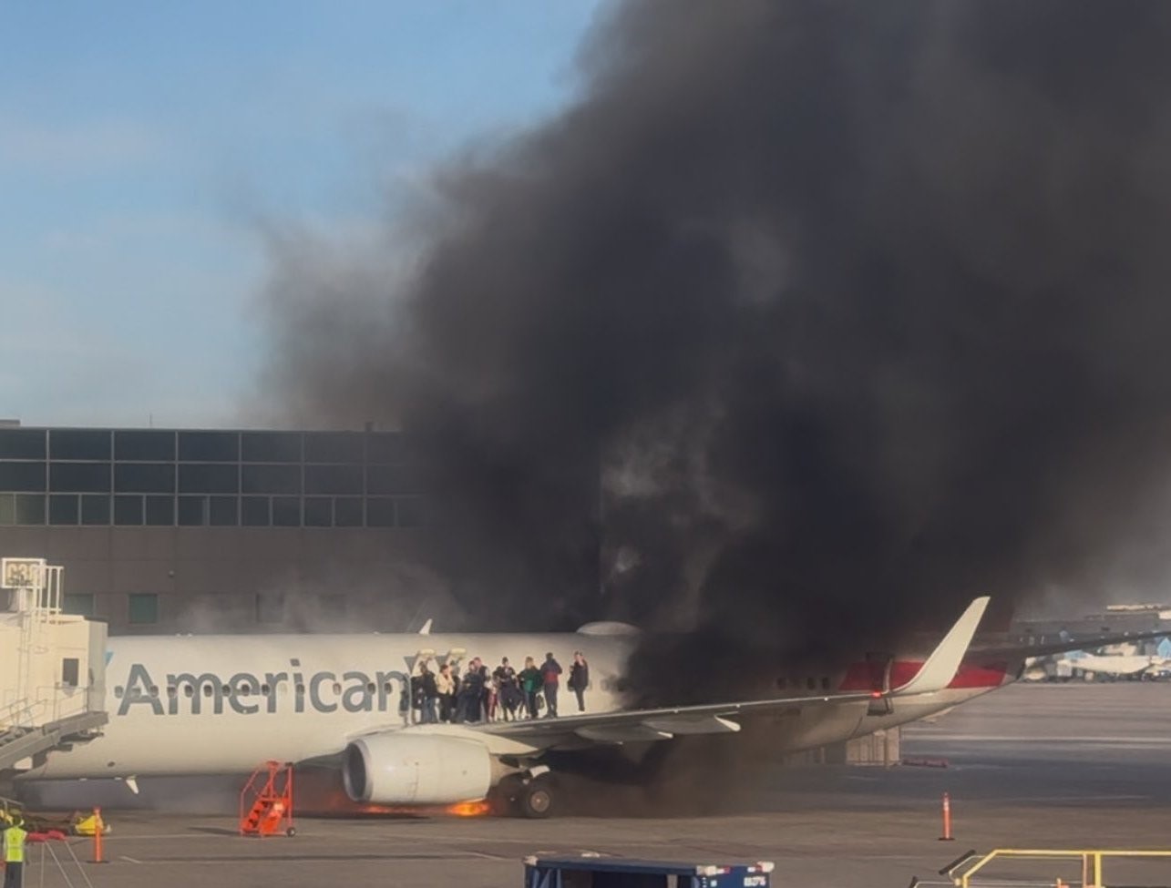 (VIDEO)Dramatični snimci iz Denvera: Putnici na krilu aviona, oko njih crni dim