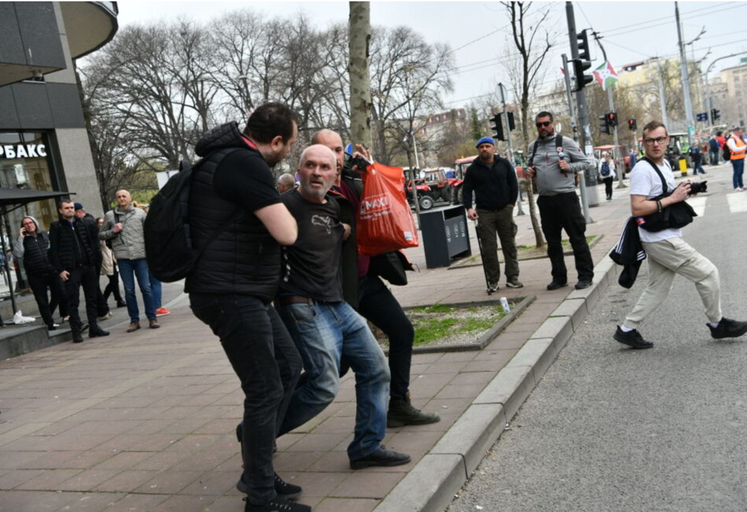 (FOTO) Muškarac priveden ispred Skupštine: Prišao redarima i prijetio bombama