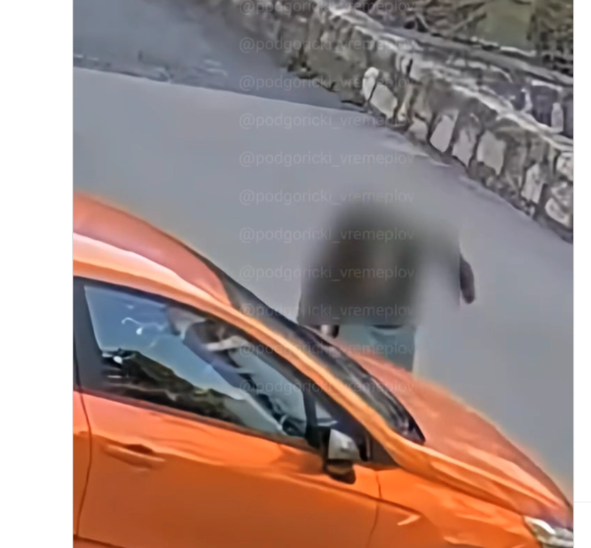 (VIDEO) Nesvakidašnji incident u Podgorici: Muškarac bušio gume na automobilima
