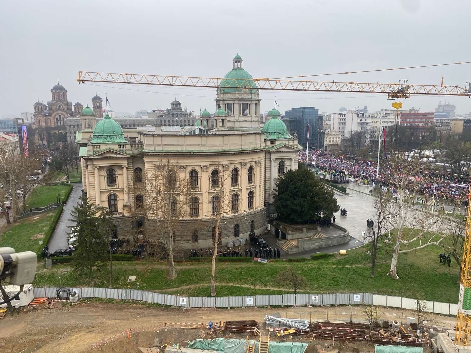 Opozicija u Srbiji objavila fotografiju: Policija drži zvučni top na džipu kod Narodne skupštine