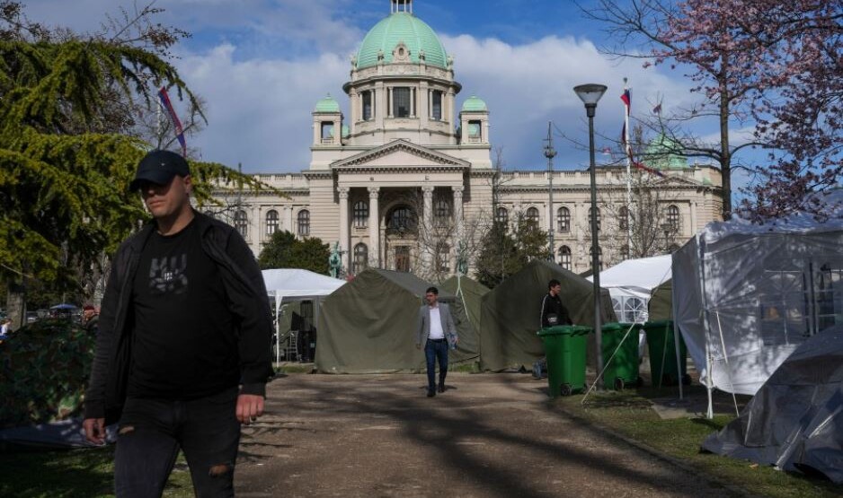 Skupština Srbije zatvorena iz bezbjednosnih razloga, ambasada SAD objavila upozorenje